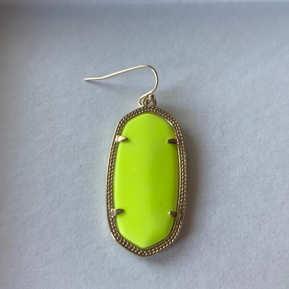 Single neon yellow Kendra Scott Elle earring